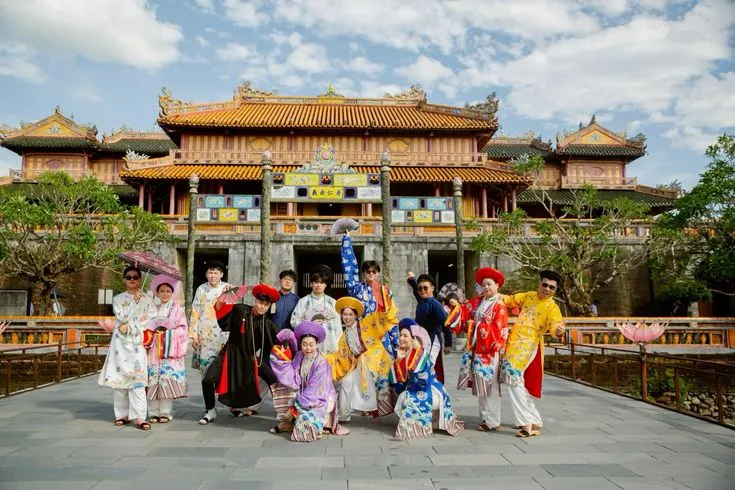 Khung cảnh Đại Nội Huế cổ kính với cổng thành, kiến trúc cung đình triều Nguyễn và không gian di sản trang nghiêm