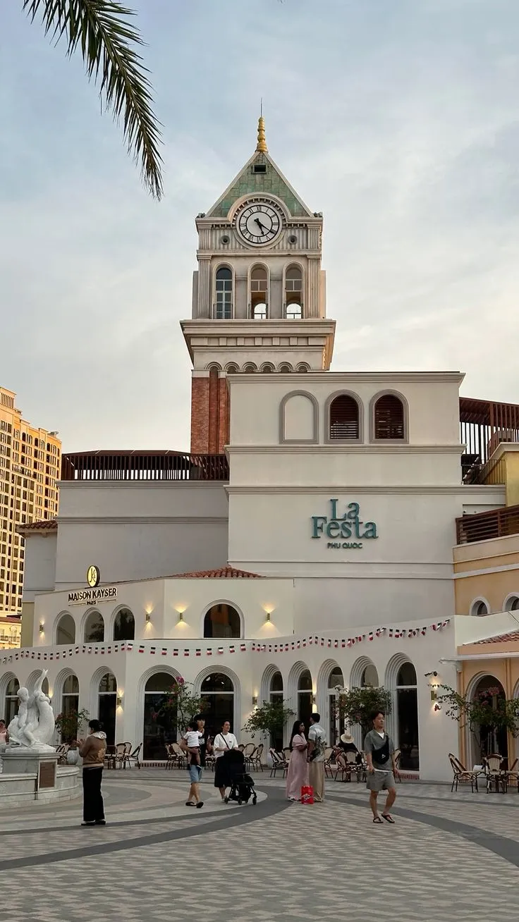 Du khách check-in tại Phú Quốc trong ngày nắng đẹp.