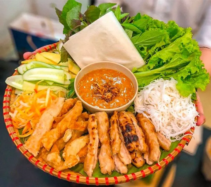 Mẹt nem nướng Nha Trang đầy đủ topping cực hấp dẫn
