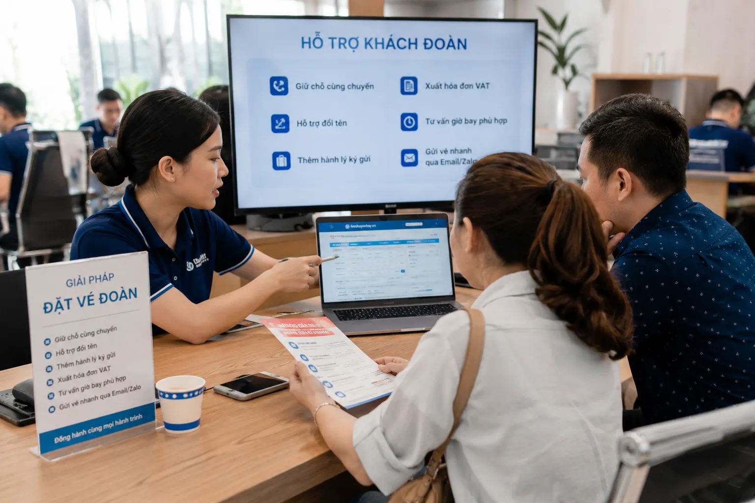 Nhiệt tình hỗ trợ khách đoàn tại timchuyenbay.vn