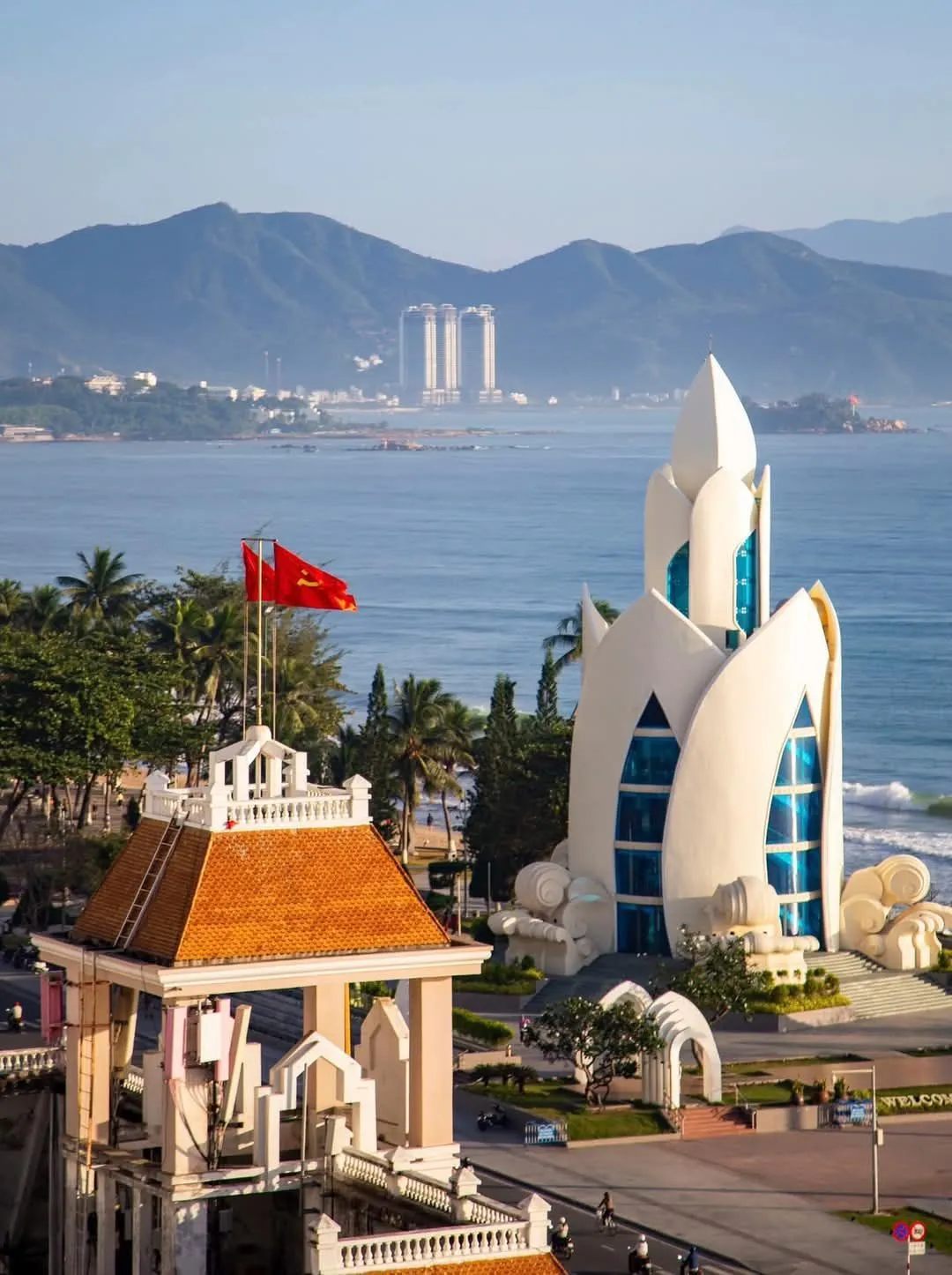 Toàn cảnh tháp Trầm Hương - Biểu tượng của thành phố biển