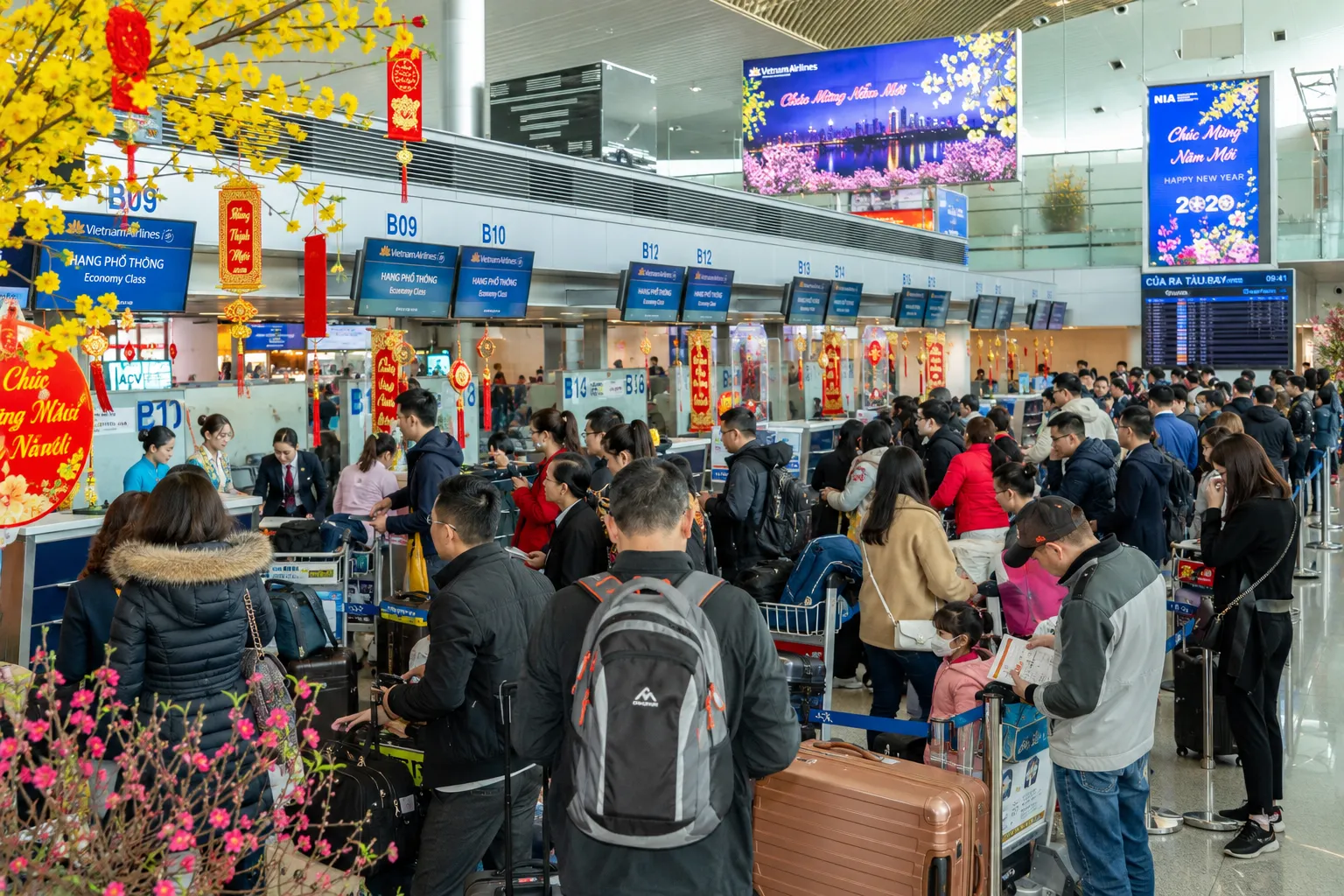 Hành khách làm thủ tục chuyến bay trở lại thành phố sau kỳ nghỉ Tết Nguyên Đán